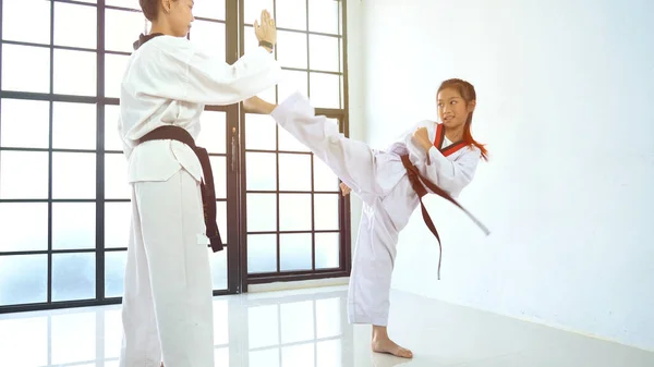 Profesor Enseñando Taekwondo Chica Arte Marcial Coreano —  Fotos de Stock