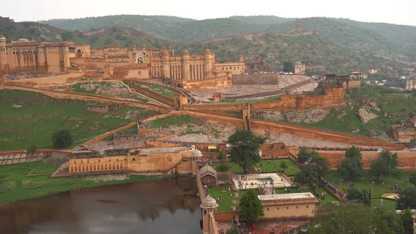 Bernstein Fort Mit Grünem Gras Der Nähe Von Jaipur Rajasthan — Stockfoto