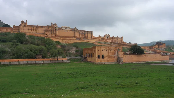Bernstein Fort Mit Grünem Gras Der Nähe Von Jaipur Rajasthan — Stockfoto