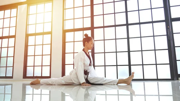 Jung Asiatisch Frau Streckt Sie Bein Gerade Während Warm — Stockfoto