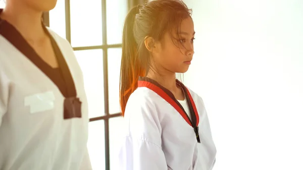 Insegnante Insegnamento Taekwondo Ragazza Arte Marziale Coreana — Foto Stock