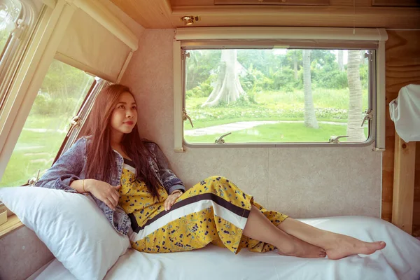 夏天的一天 一个漂亮的年轻亚洲女人坐在一辆野营车里 — 图库照片