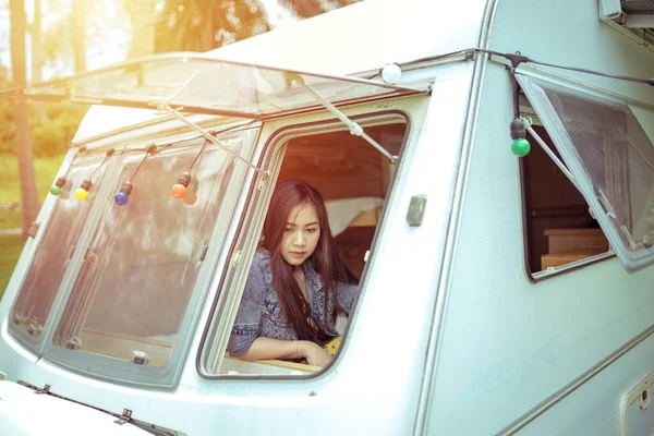 夏天的一天 一个漂亮的年轻亚洲女人坐在一辆野营车里 — 图库照片