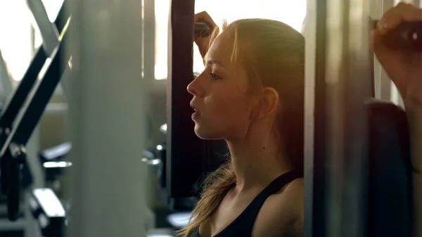Молодая Красивая Женщина Делает Упражнения Весом Тренировки Тренажерном Зале — стоковое фото