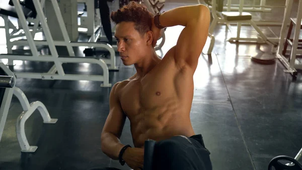 Homem Musculoso Exercitando Fazendo Sentar Exercício Academia — Fotografia de Stock