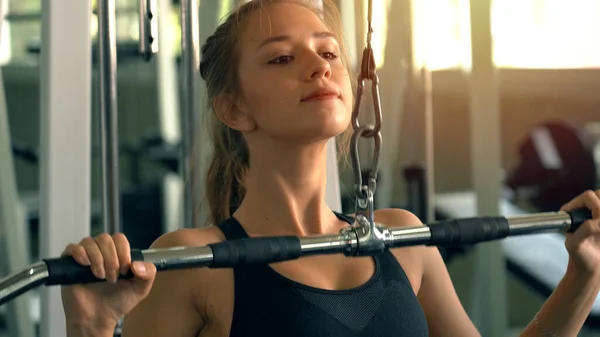 Ung Vacker Kvinna Gör Övningar Med Styrketräning Gym — Stockfoto