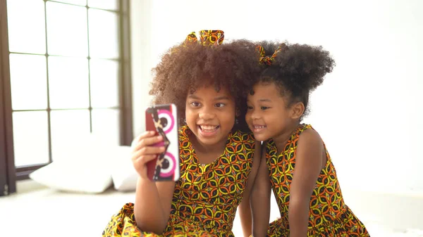 Małe Słodkie Afro Dzieci Bawiące Się Smartfonie — Zdjęcie stockowe