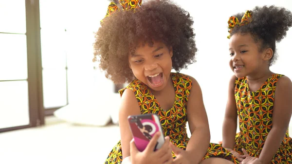 Pequeños Niños Afro Lindo Jugando Teléfono Inteligente — Foto de Stock