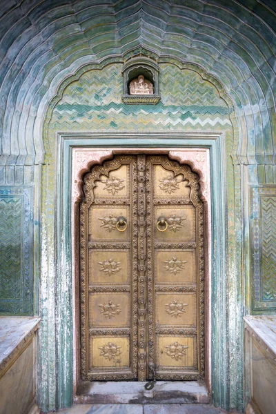 インドラジャスタン州ジャイプール市宮殿のピンクの街のカラフルな門の扉 ストック画像