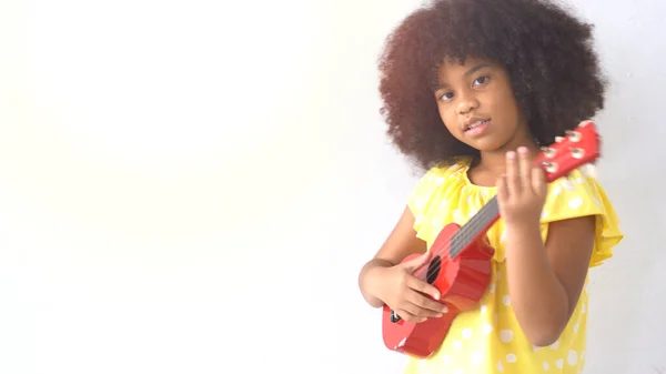Портрет Щасливої Маленької Посмішки Африканської Дівчинки Гітарою Ліцензійні Стокові Зображення