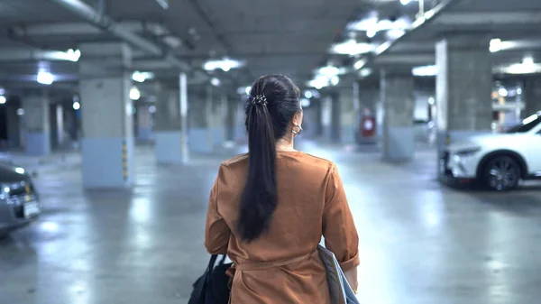 Mujeres Caminando Solas Aparcamiento Subterráneo Por Noche Imagen de archivo