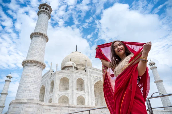 Ινδή Γυναίκα Κόκκινο Σάρι Σάρι Στο Taj Mahal Agra Uttar Φωτογραφία Αρχείου