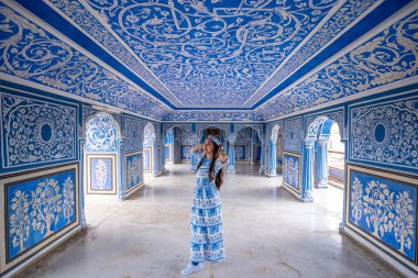 Jaipur, Rajasthan, Hindistan 'daki Şehir Sarayı' nda poz veren kadın