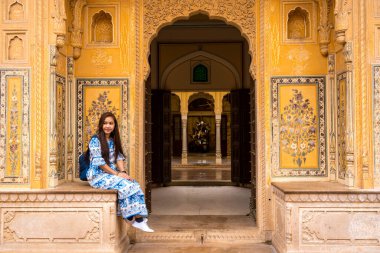 Gün batımında Nahargarh Kalesi 'nden Jaipur' da poz veren Asyalı kadın