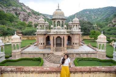 Gaitore Ki Chhatriyan 'da poz veren Asyalı kadın Jaipur, Hindistan