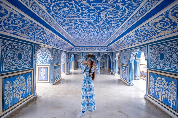 Femme Posant City Palace Jaipur Rajasthan Inde — Photo