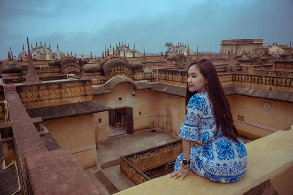 Asian Woman Posing Jaipur Nahargarh Fort Sunset — Stock Photo, Image