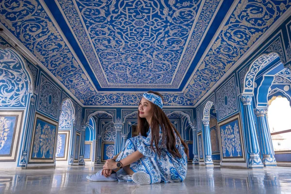 Kvinna Poserar City Palace Jaipur Rajasthan Indien — Stockfoto
