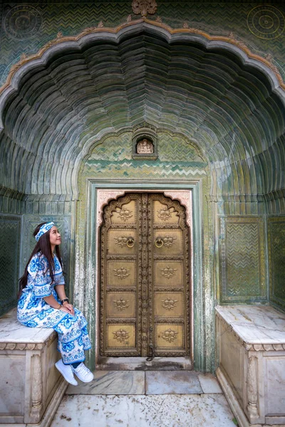 Žena Pózující City Palace Jaipur Rajasthan India — Stock fotografie