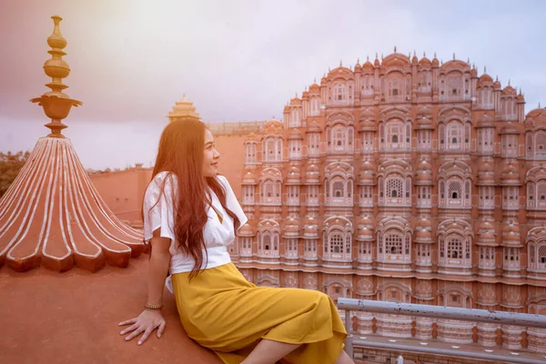 Giovane Donna Durante Tramonto Hawa Mahal Jaipur Rajasthan India — Foto Stock