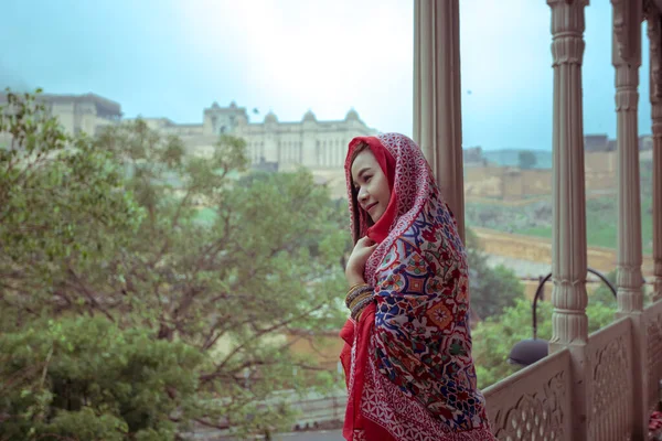 Potrait Kobiety Pozowanie Amber Fort Zieloną Trawą Pobliżu Jaipur Rajasthan — Zdjęcie stockowe