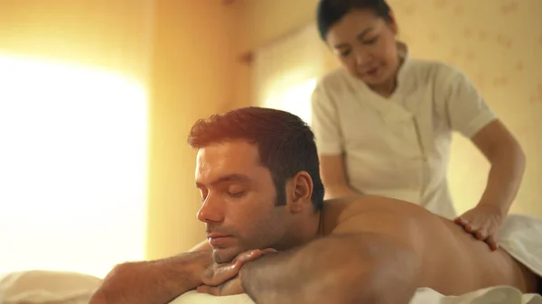Giovane Uomo Caucasico Rilassarsi Durante Massaggio Sulla Schiena — Foto Stock