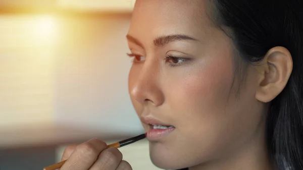 Beauty Aisan Woman Applying Makeup — Stock Photo, Image