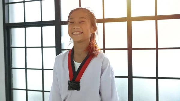 Portrét Asijské Dívky Taekwondo Studiu — Stock fotografie
