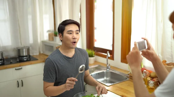 Asiático Gay Pareja Tomando Selfie Vivo Streaming Casa — Foto de Stock