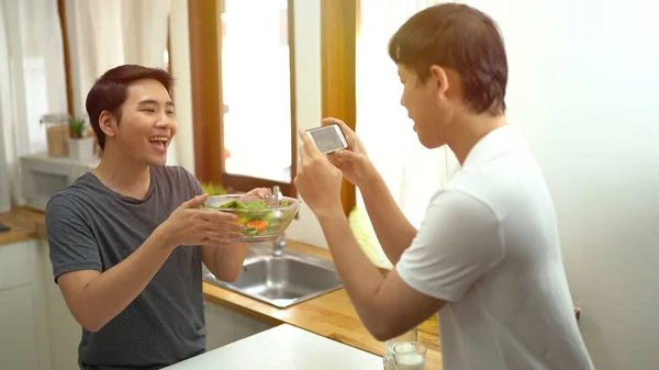 Asiatic Cuplu Gay Luând Selfie Live Streaming Domiciliu — Fotografie, imagine de stoc