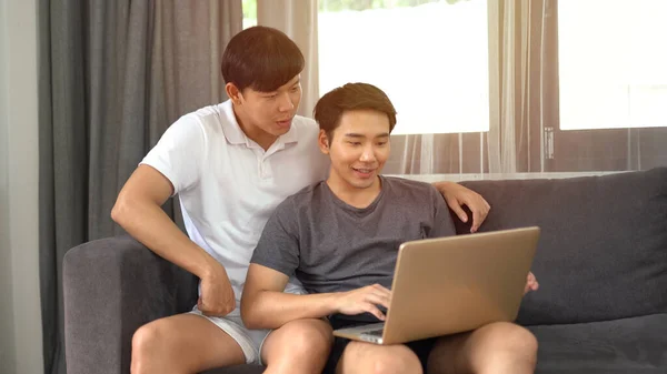 Asiático Gay Pareja Usando Laptop Sala Estar —  Fotos de Stock