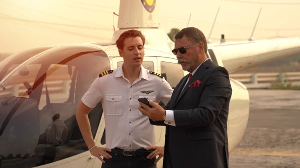 Üzletember Pilóta Kis Magánhelikopter Közelében Beszélgetnek Egy Leszállóhelyen — Stock Fotó