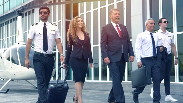 Gruppe Von Geschäftsleuten Stieg Nach Der Rückkehr Vom Flughafen Aus — Stockfoto