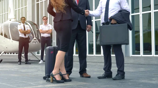 Gruppe Von Geschäftsleuten Stieg Nach Der Rückkehr Vom Flughafen Aus — Stockfoto