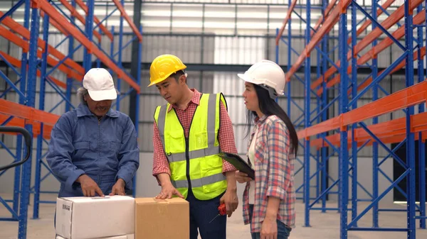 Lagerarbejdere Der Kontrollerer Forsendelsen Mens Arbejder Distributionslager - Stock-foto