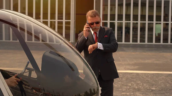 Empresario Hablando Por Celular Cerca Helicóptero Privado — Foto de Stock