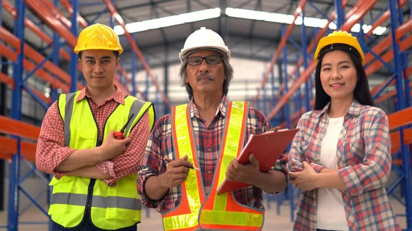 Trabalhadores Armazém Posando Enquanto Trabalhava Armazém Distribuição — Fotografia de Stock