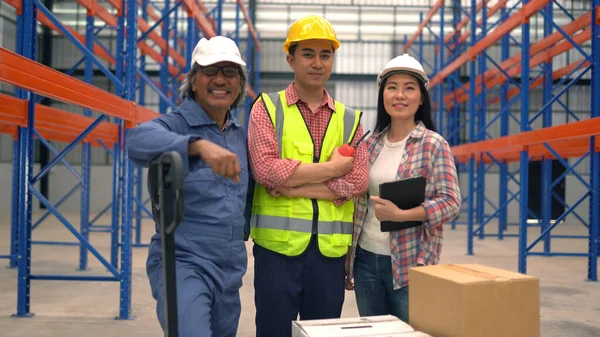 Warehouse Workers Posing While Working Distribution Warehouse — Stock Photo, Image