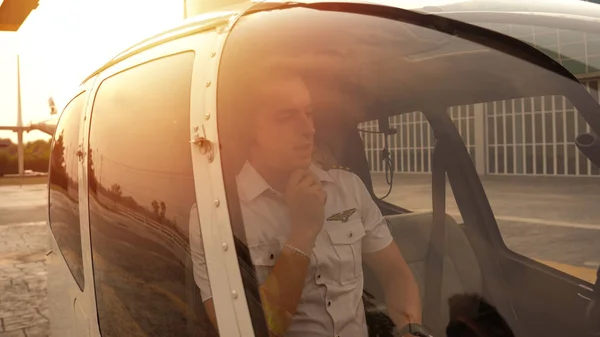 Potret Pilot Komersial Berseragam Dalam Helikopter Pribadi — Stok Foto