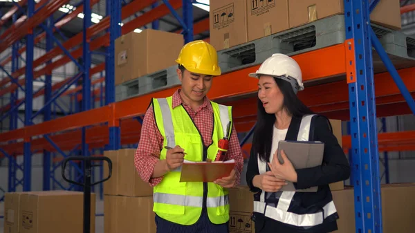 Warehouse Workers Checking Shipment While Working Distribution Warehouse — Stock Photo, Image