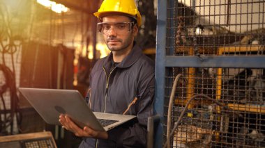 Fabrikada çalışan servis mühendisi.