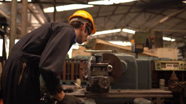 Fabrikada çalışan servis mühendisi.