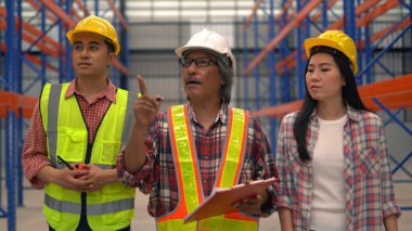 Depo çalışanları çalışırken sevkiyatı kontrol ediyorlar