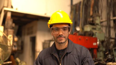 Fabrikada poz veren mühendis portresi.