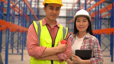 Dağıtım deposunda çalışırken poz veren depo çalışanları.