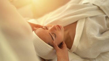 Beyaz bir kadın sırt masajı yaparken rahatlıyor.