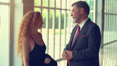 İş adamı ve iş kadını yürürken iş tartışıyorlar