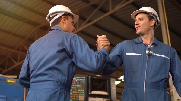 Zwei Männer Geben Sich Fabrik Die Hand — Stockfoto