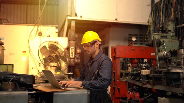 Servicetechniker Arbeitet Fertigungsfabrik — Stockfoto