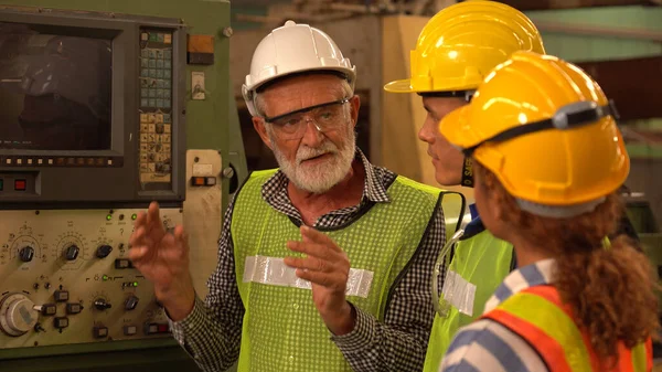 Team Von Ingenieuren Diskutiert Fabrik — Stockfoto